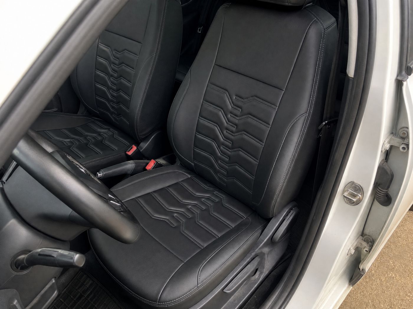 Capa automotiva instalada no banco do motorista